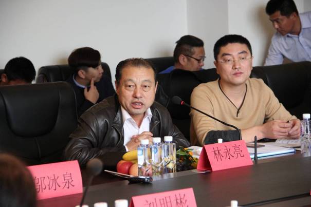 內蒙古農牧業(yè)產(chǎn)業(yè)化龍頭企業(yè)協(xié)會(huì )執行會(huì )長(cháng)林永亮主持會(huì )議.JPG