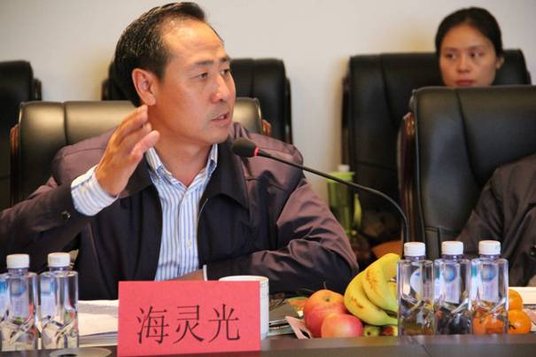 海南省內蒙古商會(huì )會(huì )長(cháng)、內蒙古農牧業(yè)產(chǎn)業(yè)化龍頭企業(yè)協(xié)會(huì )海南辦事處主任海靈光介紹對接情況.JPG